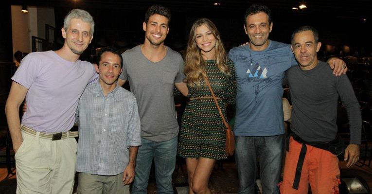 Grazi Massafera e Cauã Reymond assistem ao espetáculo de Domingos Montagner