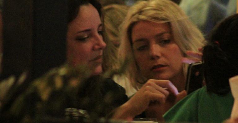 Luiza Possi e Ana Carolina curtem happy hour juntas
