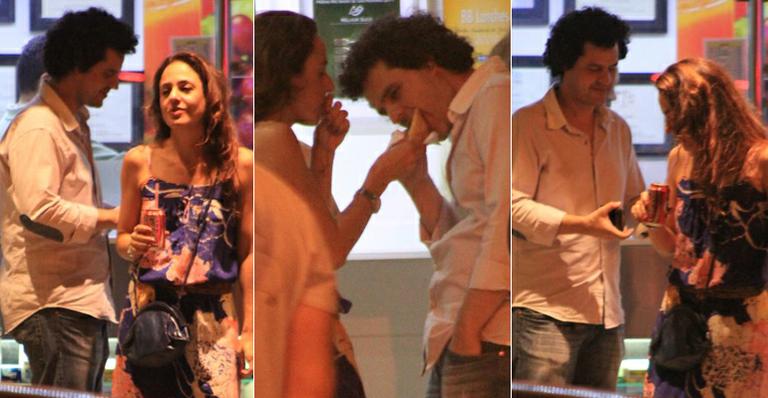 Bruno Garcia passeia com amiga no Leblon