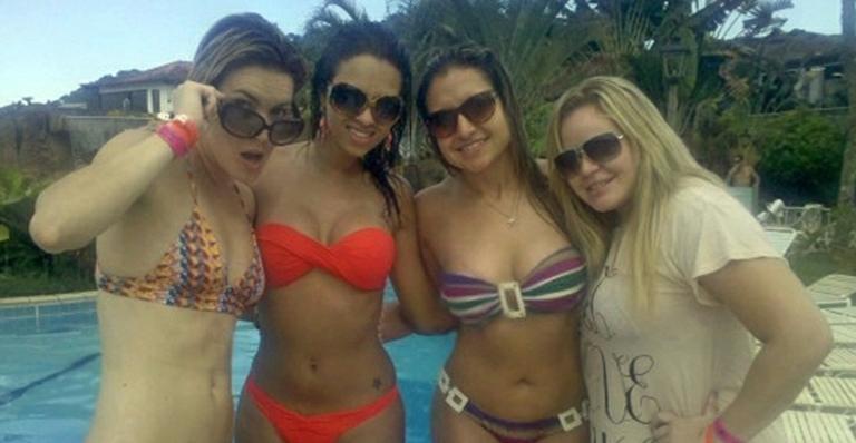 Ex-BBBs curtem tarde de sol em Angra dos Reis