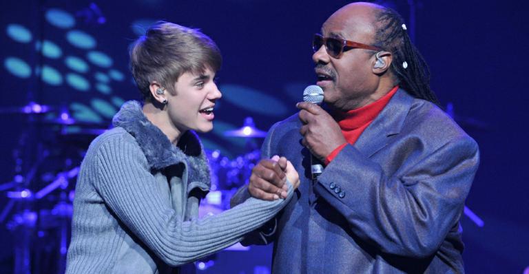 Justin Bieber canta com Stevie Wonder em show beneficente