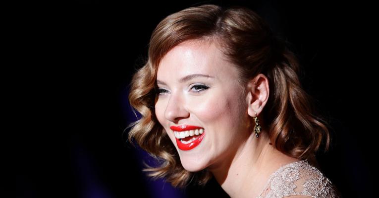 Scarlett Johansson estaria namorando o roqueiro Dan White, da banda britânica Tribes