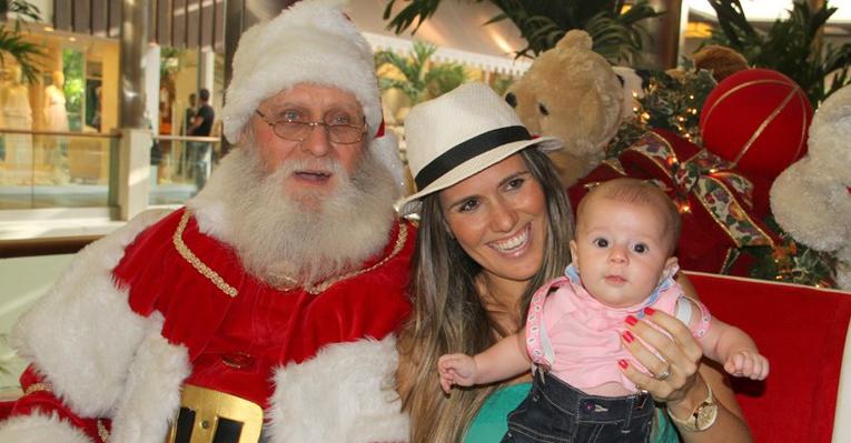 Fernanda Pontes leva a filha Malu para ver Papai Noel