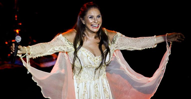 Com decote generoso, Fafá de Belém faz show beneficente em São Paulo
