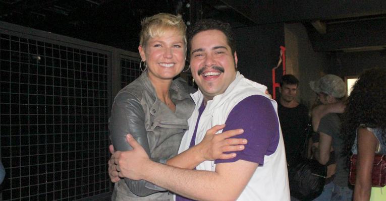 Sozinha, Xuxa vai ao teatro e assiste o musical ‘Tim Maia – Vale Tudo’