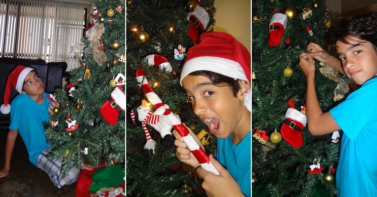 Matheus Costa monta árvore de Natal em sua casa no Rio de Janeiro