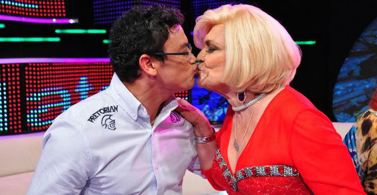 Hebe Camargo dá selinho em Popó durante especial de Natal