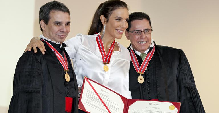 Ivete Sangalo ganha medalha do Mérito do Ministério Público da BA