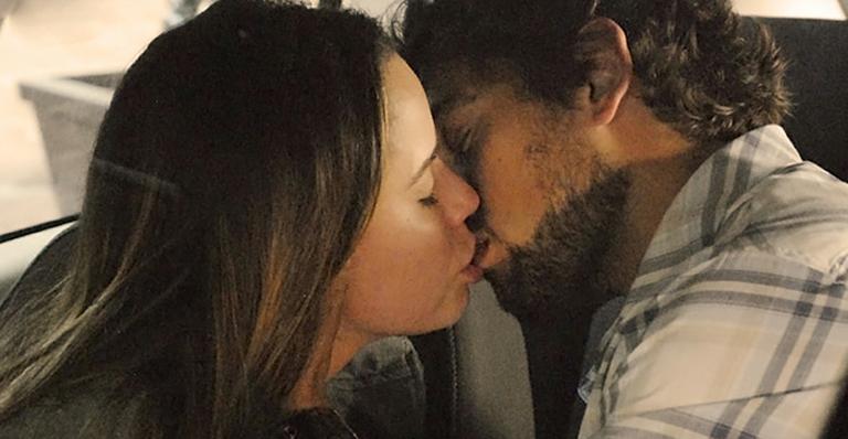 Os ex-namorados Ana e Rodrigo se beijam em novela ‘A Vida da Gente’