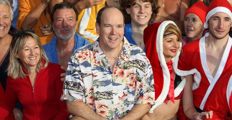 Príncipe Albert II disputa competição aquática de Natal, em Mônaco