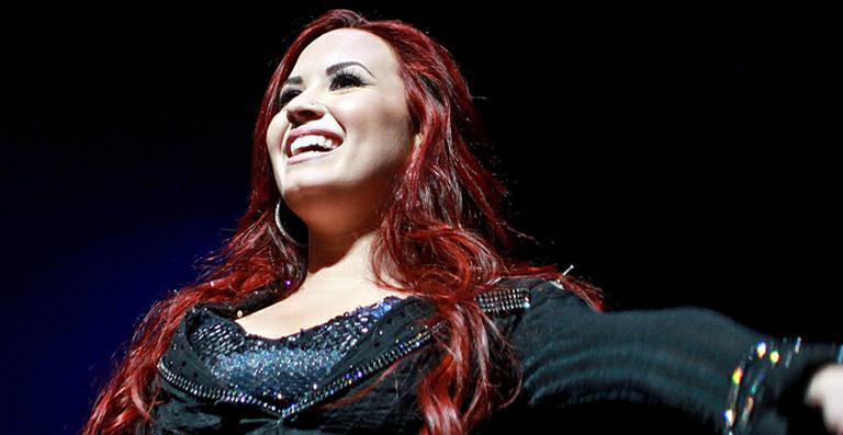Com novo look, Demi Lovato se apresenta em Porto Rico