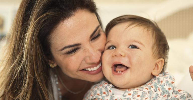 Radiante, Luciana Gimenez mima seu bebê