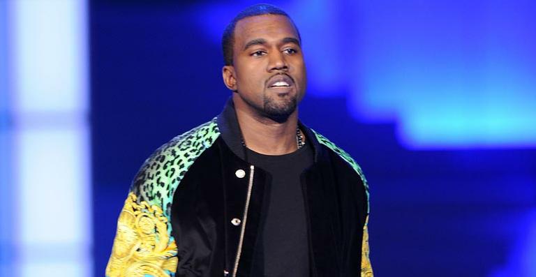 Kanye West expulsa críticos de seu desfile na França
