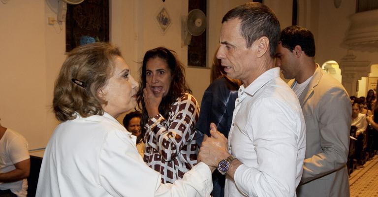 Homenagem de amigos famosos faz Carlinhos de Jesus chorar