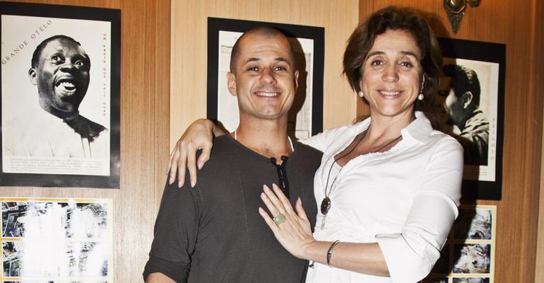 Marisa Orth curte première paulista com seu namorado Dalua