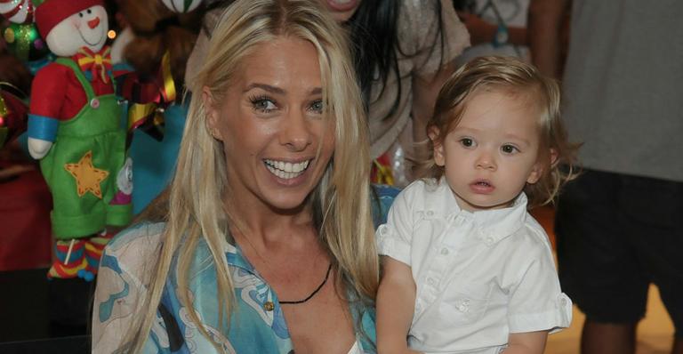Adriane Galisteu se diverte em Natal beneficente com Vittorio