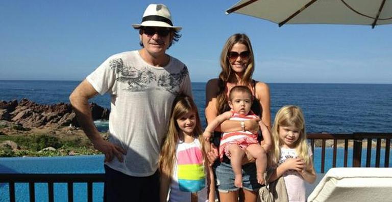 Charlie Sheen passa suas férias com ex-mulher e filhas