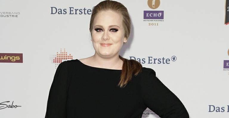 Após cirurgia, Adele está de volta ao trabalho