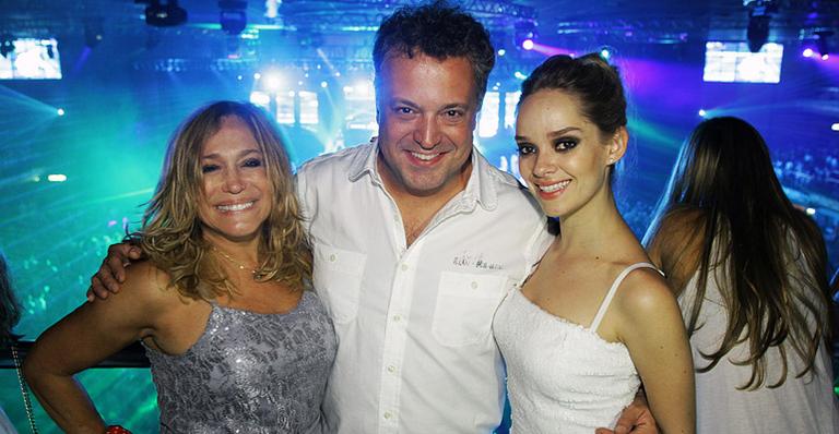 Susana Vieira tieta o filho, o DJ Rodrigo em premiação de música eletrônica