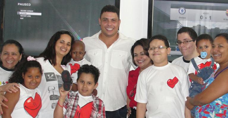 Em clima de Natal, Ronaldo se diverte com crianças carentes da AACC