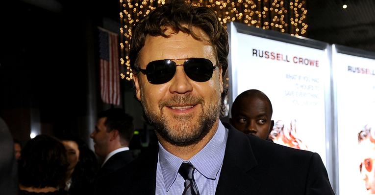 Russell Crowe briga com a balança para estar bem em novo papel