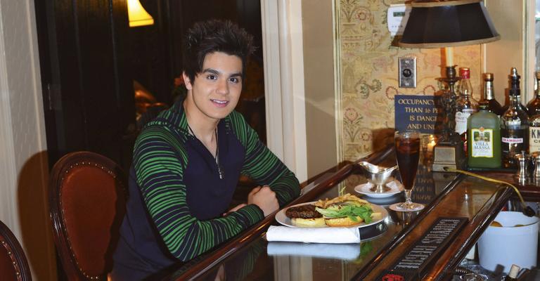 Luan Santana mata desejo de lanche
