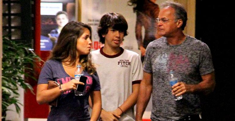 Kadu Moliterno passeia em shopping na companhia dos filhos Lanai e Kenui