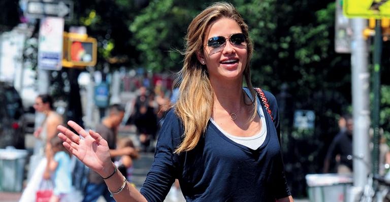 Ana Beatriz Barros passa festas de fim de ano ao lado da família no Brasil