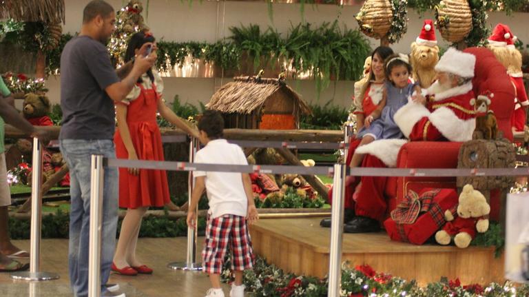 Adriano Imperador leva os filhos para tirar foto com o Papai Noel