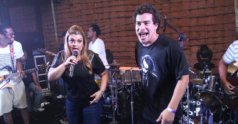 Thiago Martins divide o palco com Preta Gil em apresentação no Rio