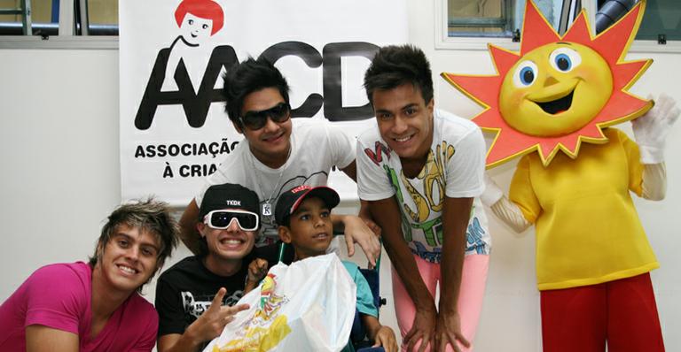 Em clima de Natal, banda Restart entrega presentes na AACD