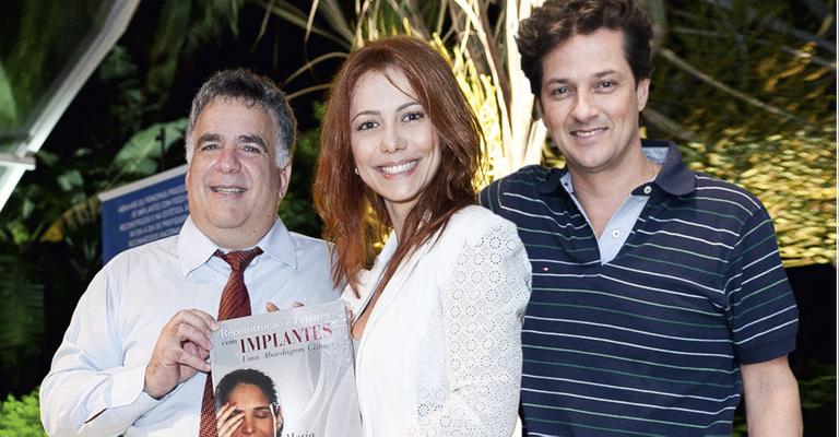Marcelo Serrado prestigia lançamento de livro