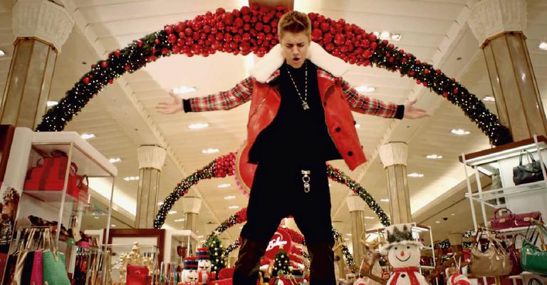 Astro Justin Bieber entra no clima natalino