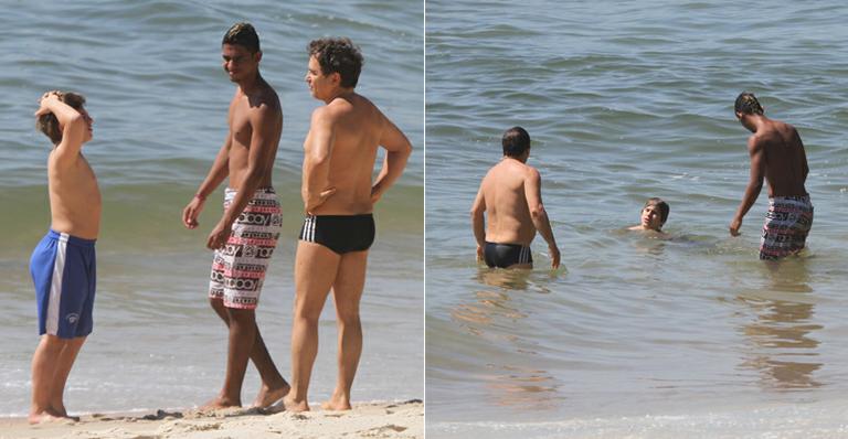Marcos Frota leva o filho à praia no Rio de Janeiro