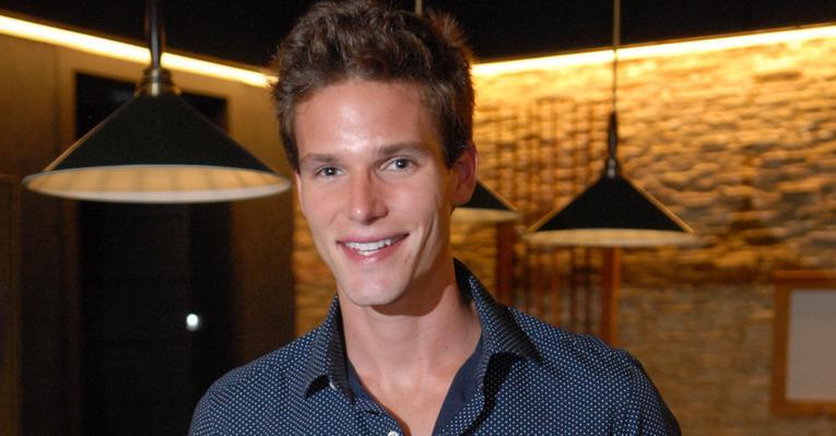 Jonatas Faro se diverte com Guy e Noah