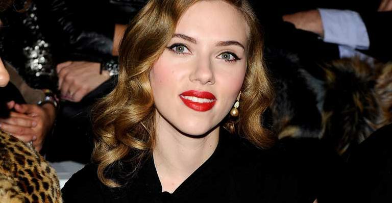 Scarlett Johansson revela que é apaixonada por batom vermelho