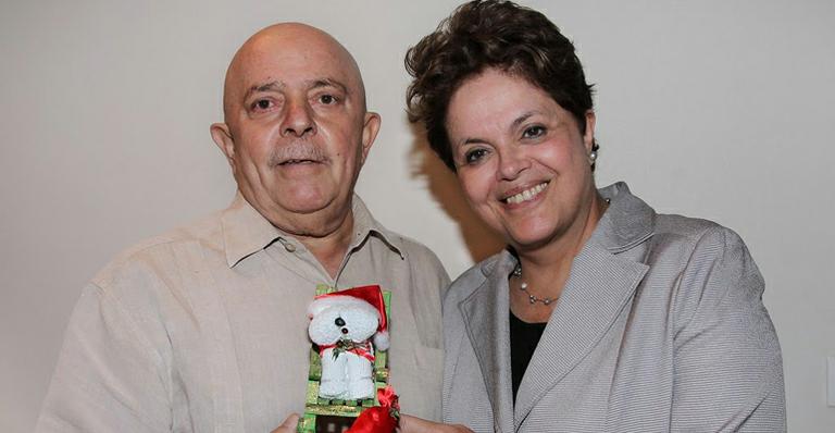 Dilma Rousseff dá boneco feito de material reciclado de presente de Natal para Lula