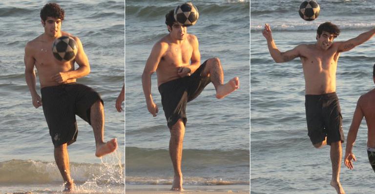 Caio Castro se exercita em praia ao jogar bola no Rio