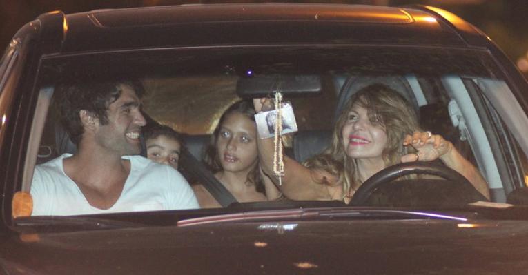 Elba Ramalho passeia com novo namorado