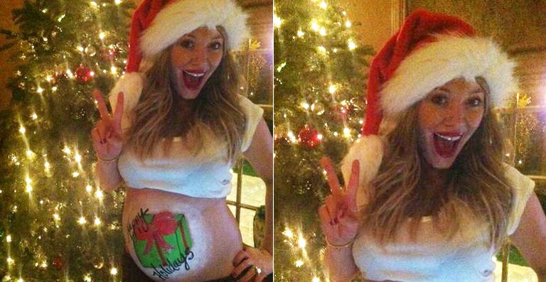 Grávida, Hilary Duff faz desenhos na barriga para desejar um Feliz Natal