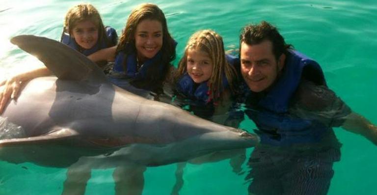Charlie Sheen se diverte ao mergulhar com golfinho no México
