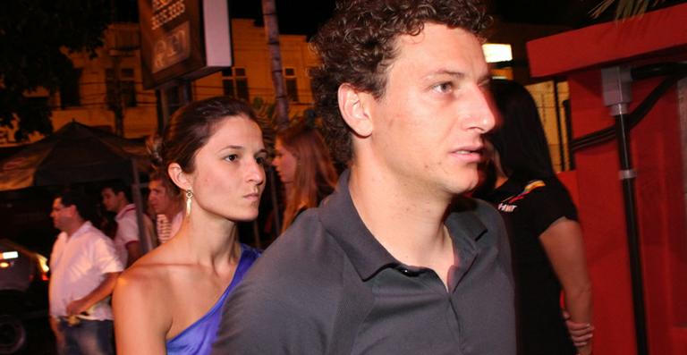 Em Salvador,  Elano curte show com a mulher