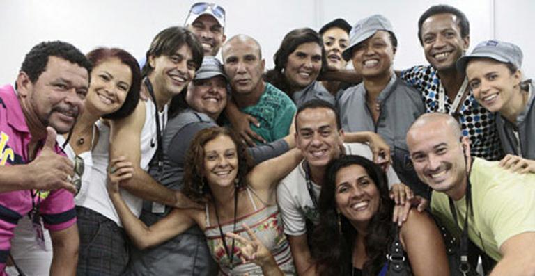 Eri Johnson celebra aniversário com equipe de ‘Fina Estampa’