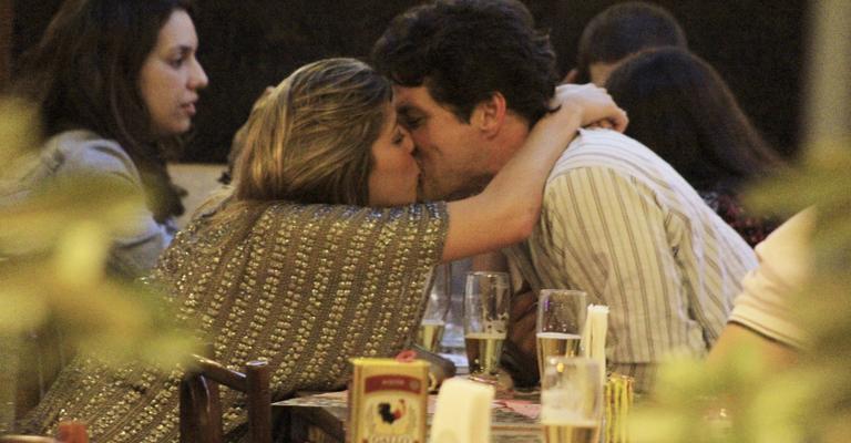 Intérprete de Crô, Marcelo Serrado está noivo de Roberta Fernandes