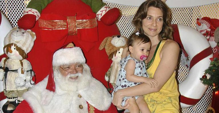Letícia Spiller leva a filha para ver o Papai Noel