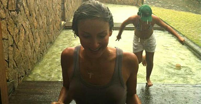 Claudia Leitte se delicia com banho de ‘chuva de verão’