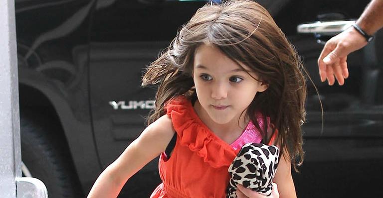 Suri Cruise adora decorar a casa no Natal ao lado dos pais