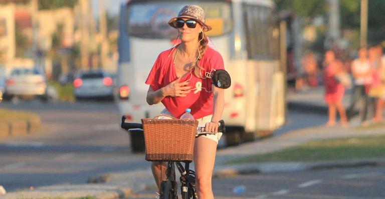 Christiane Torloni se exercita no Rio com sua bicicleta