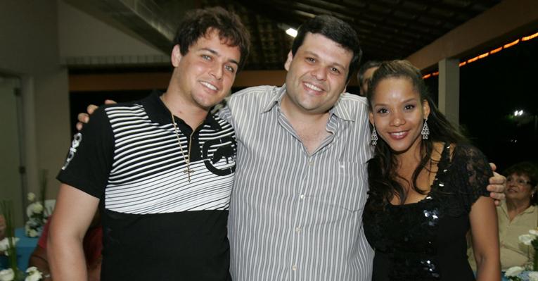 Aparecida Petrowky e Felipe Dylon vão ao aniversário do decorador Carlos Lamoglia
