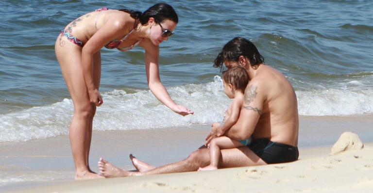 Juliana Knust vai à praia com o marido e o pequeno Matheus